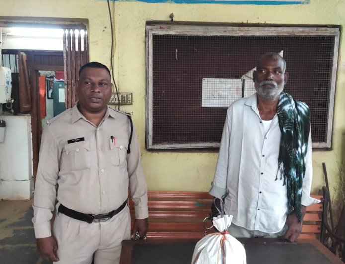 अवैध मादक पादर्थ गांजा रखने वाला गिरफ्तार...